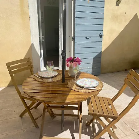 Au Pied Du Luberon Apartment Pertuis Exterior photo